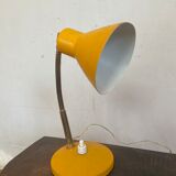 Lampe à poser cocotte années 60 en tôle jaune
