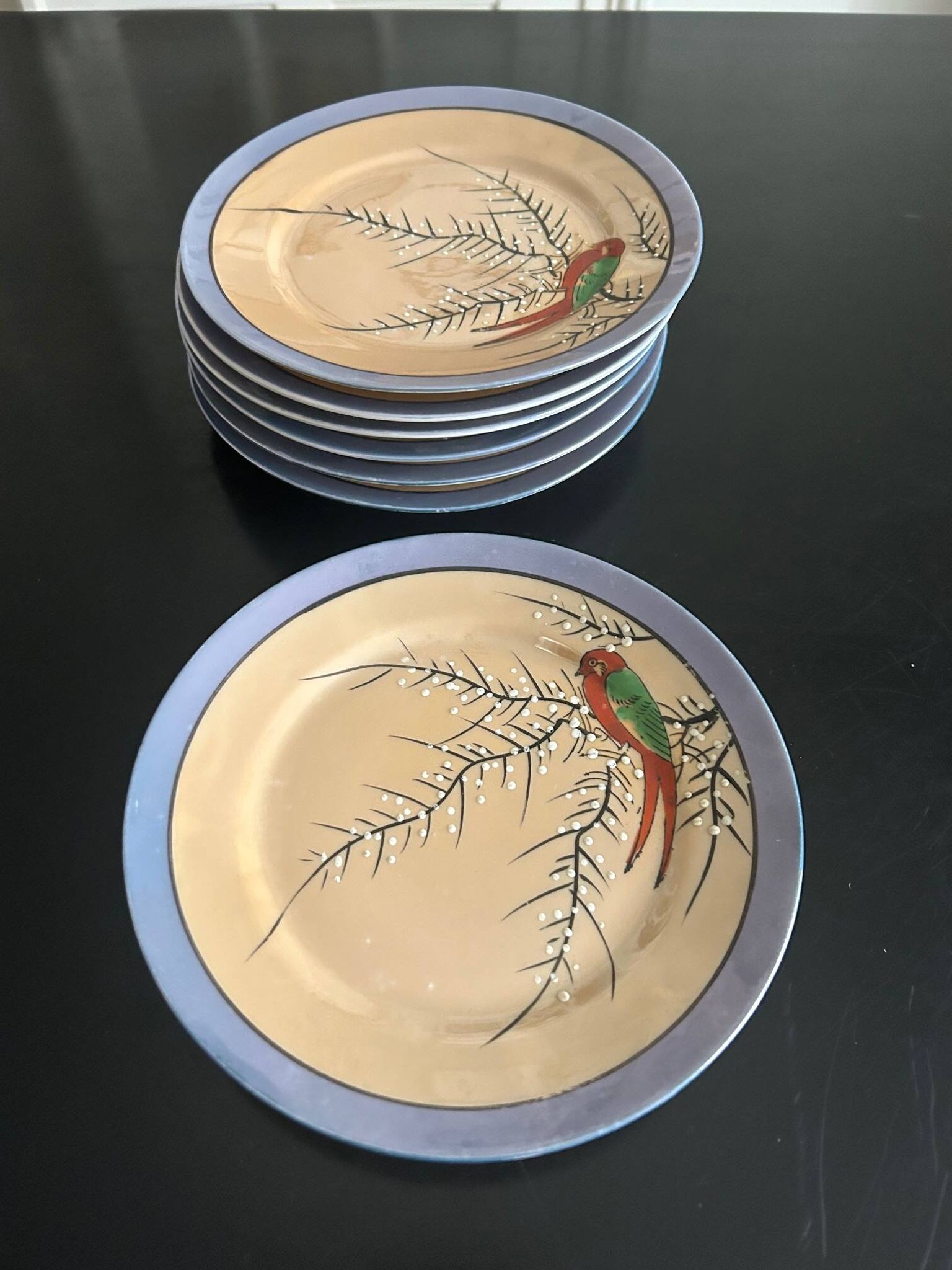 7 assiettes irisées à décor d'oiseau