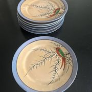 7 assiettes irisées à décor d'oiseau