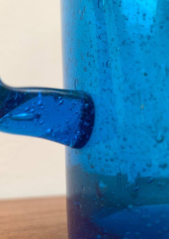 Broc en verre bleu fait main du milieu du siècle, années 1960