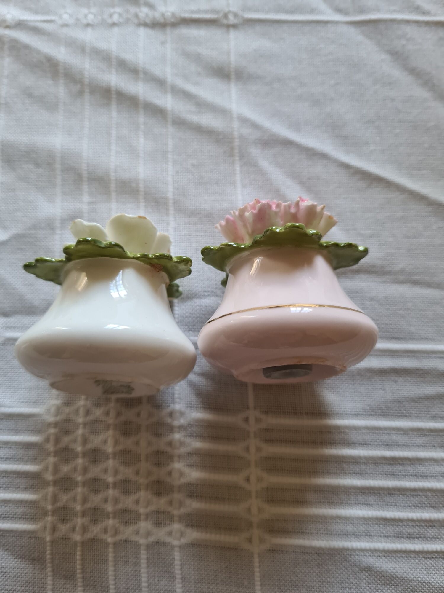 Salière et poivrière fleurs en porcelaine Denton