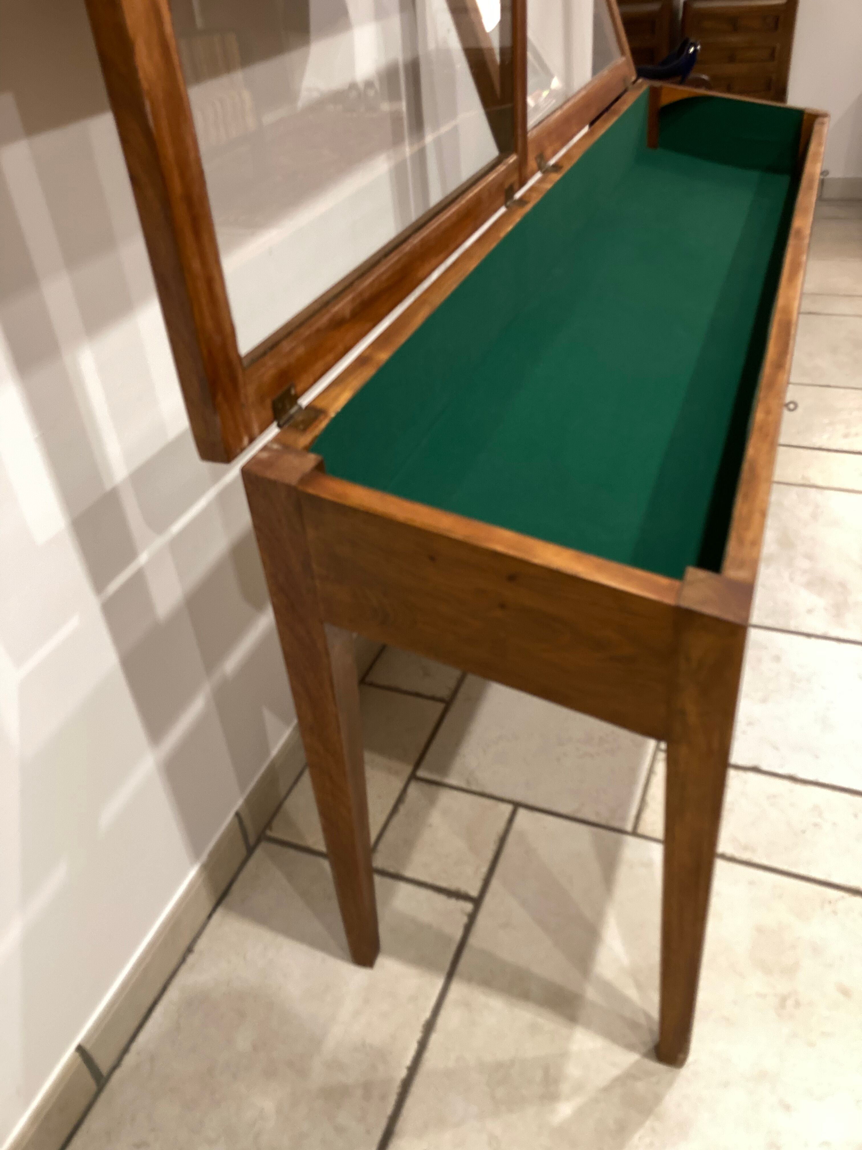 Presentation glass table