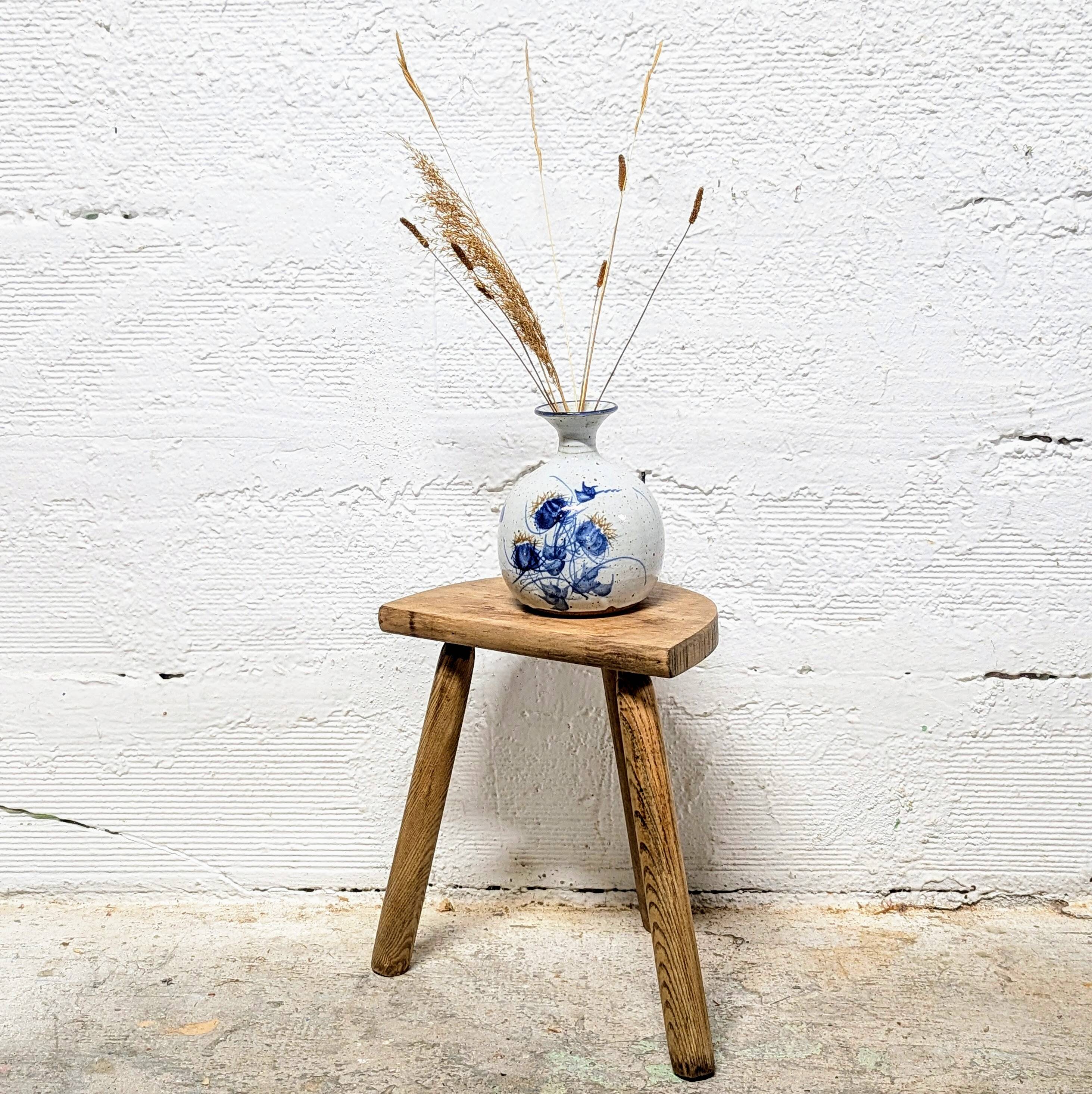 Tripod cowherd stool