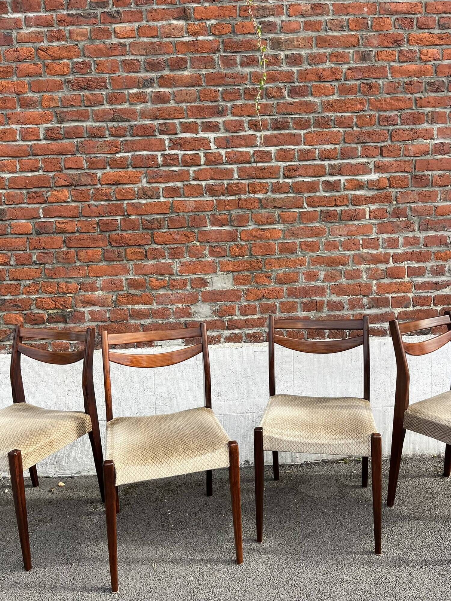 Lot of 4 vintage Scandinavian chairs in wood and golden fabric.