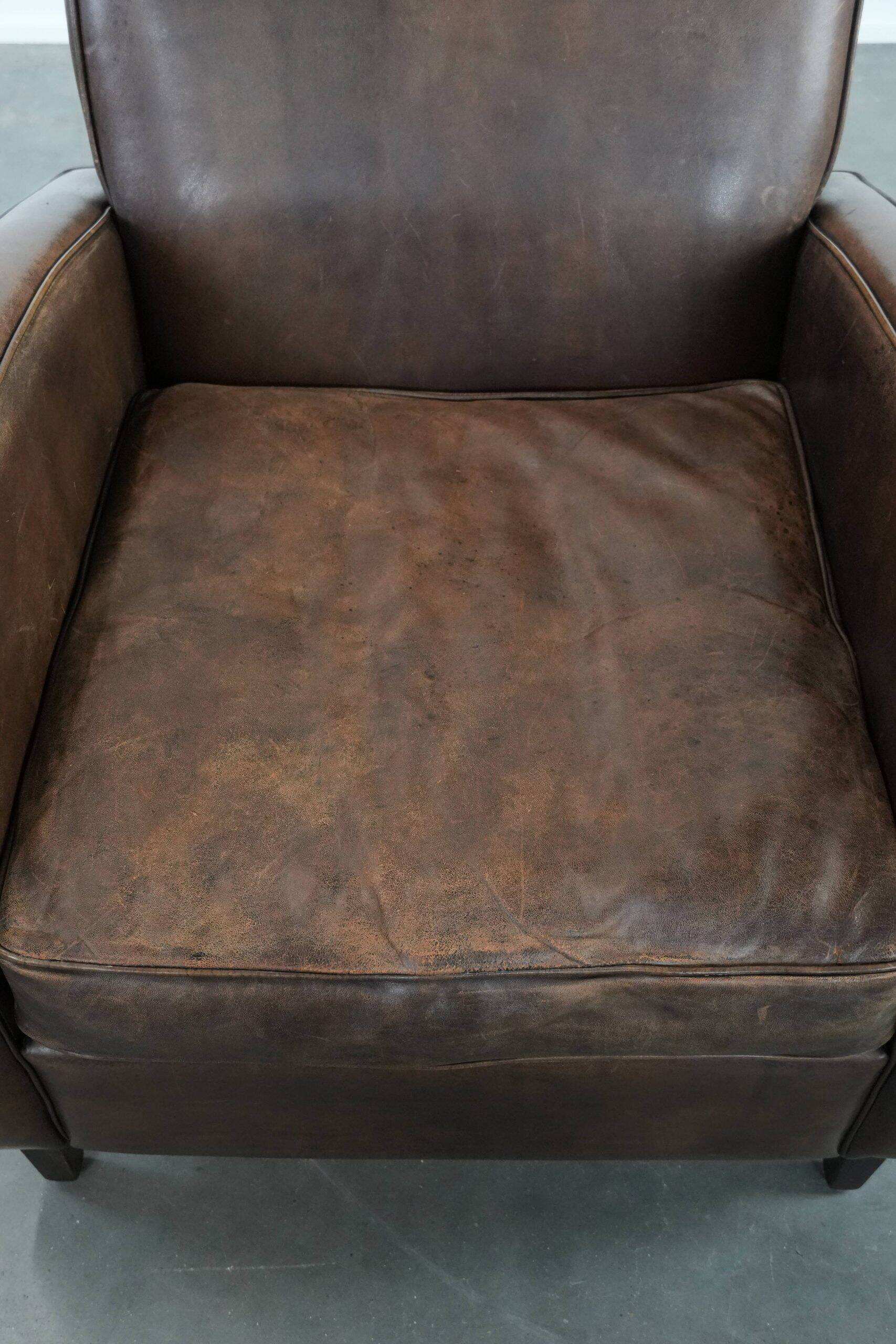 Fauteuil en cuir de mouton élégant et stylé avec un design épuré.