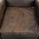 Fauteuil en cuir de mouton élégant et stylé avec un design épuré.