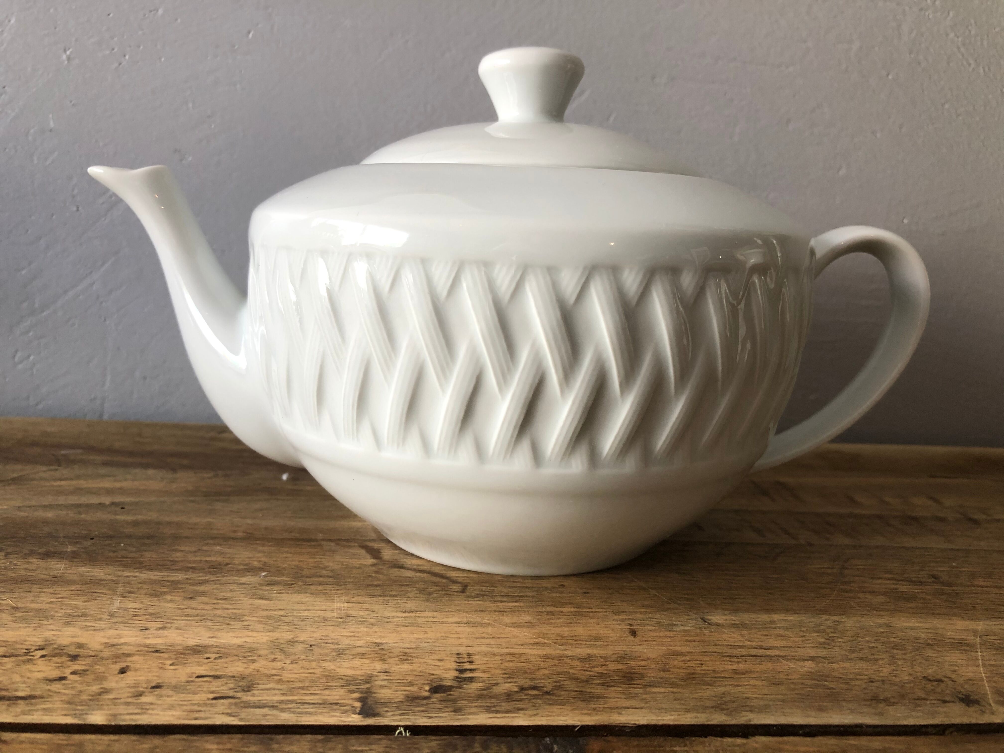 Porcelain tea maker