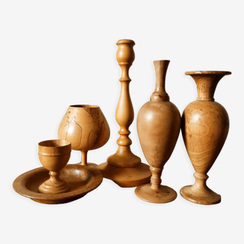 Composition de vases et de coupes en bois tourné