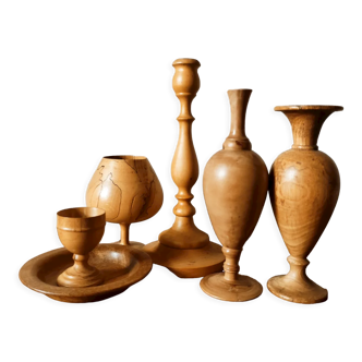 Composition de vases et de coupes en bois tourné