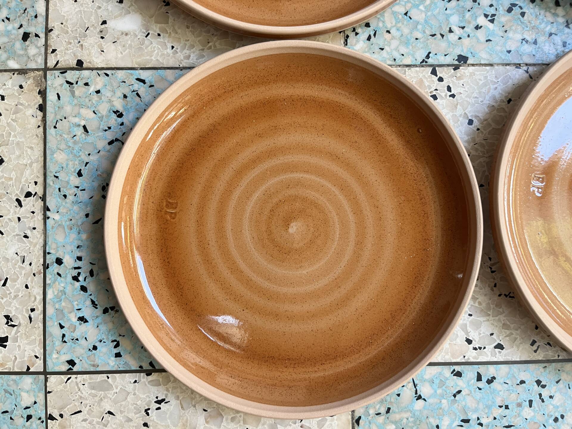 4 flat plates in stoneware