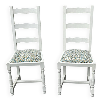 Paire de chaises anciennes en bois peint blanc à haut dossier