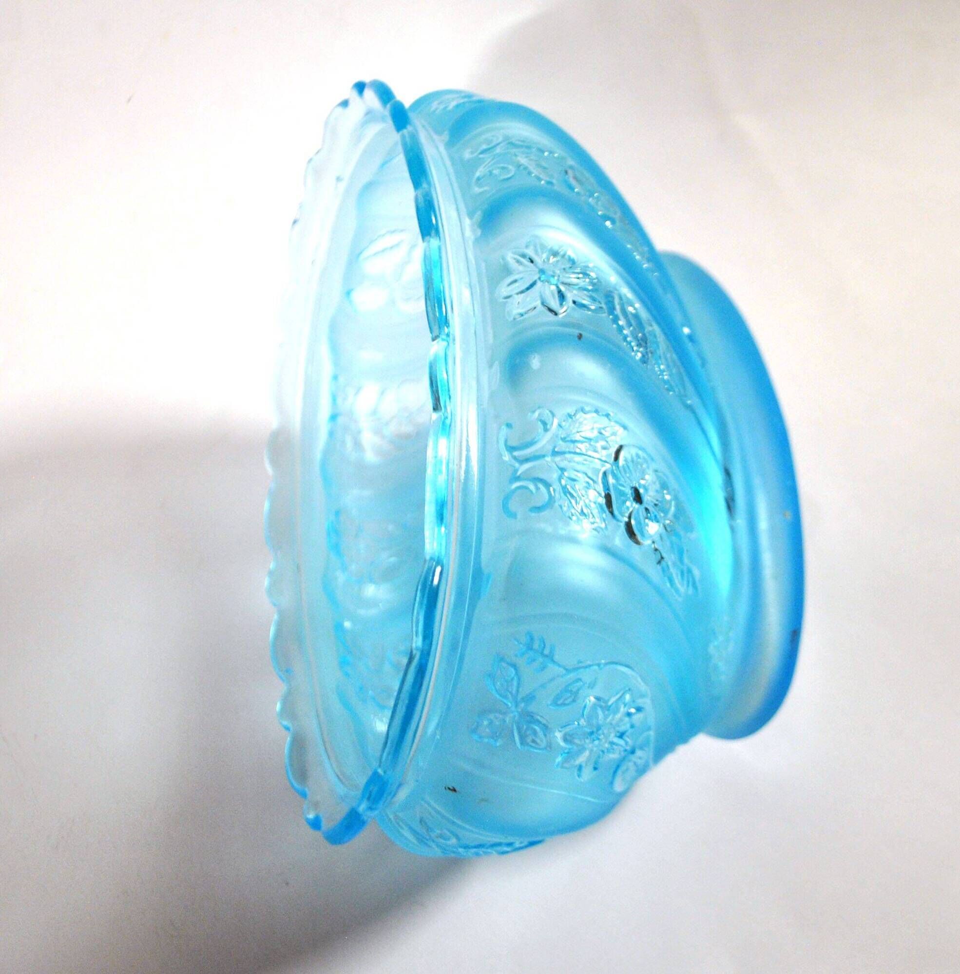Old oval coupe basket in moulded blue glass, frosted acid, 1900.