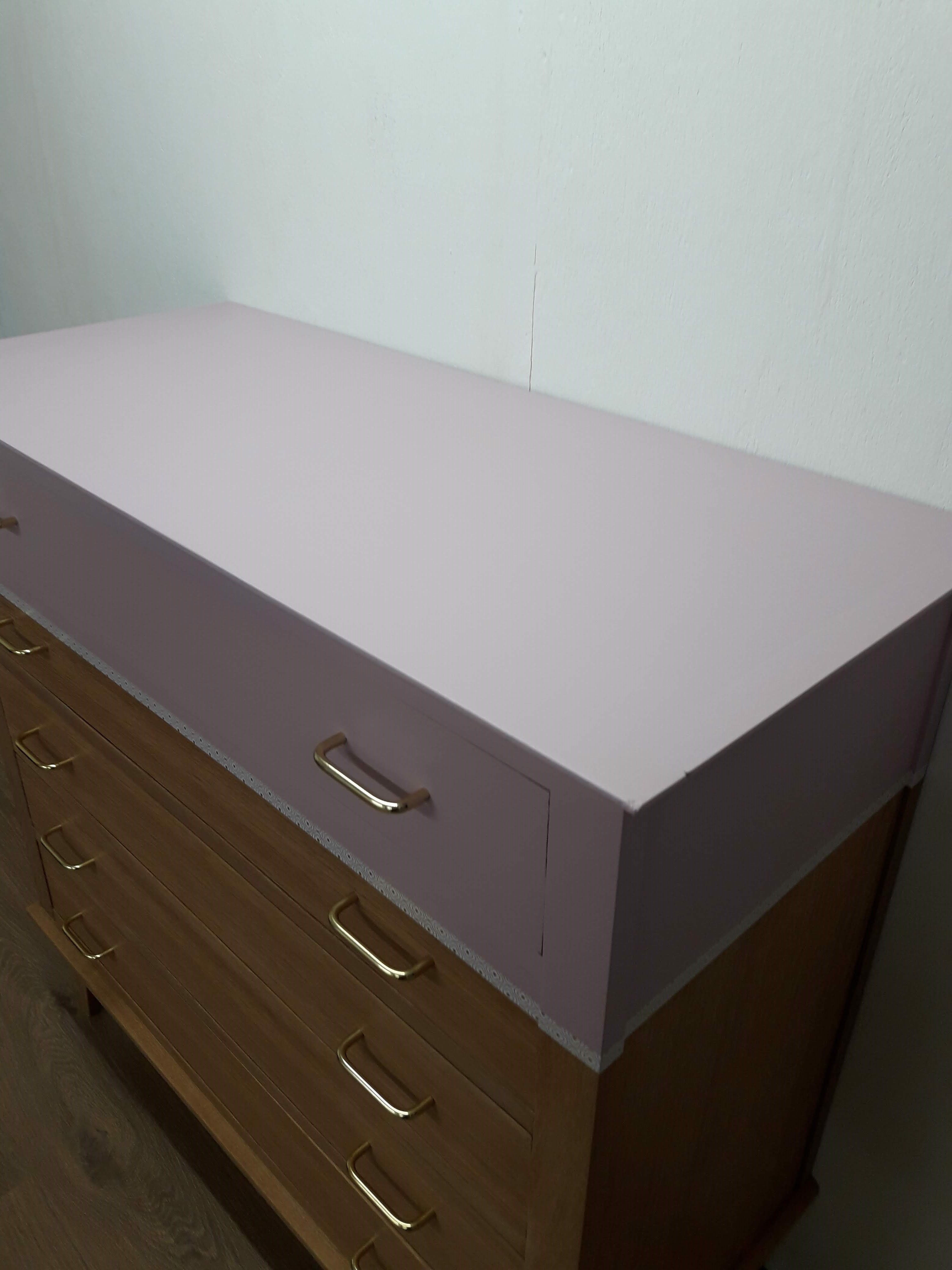 Commode vintage rénovée rose dorée