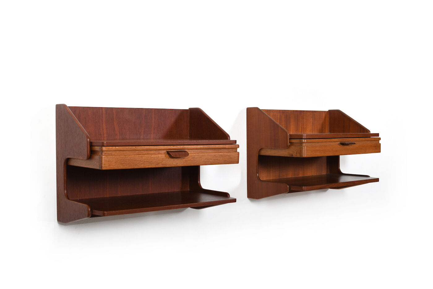 Paire de tables de nuit flottantes danoises des années 1950 en chêne et teck