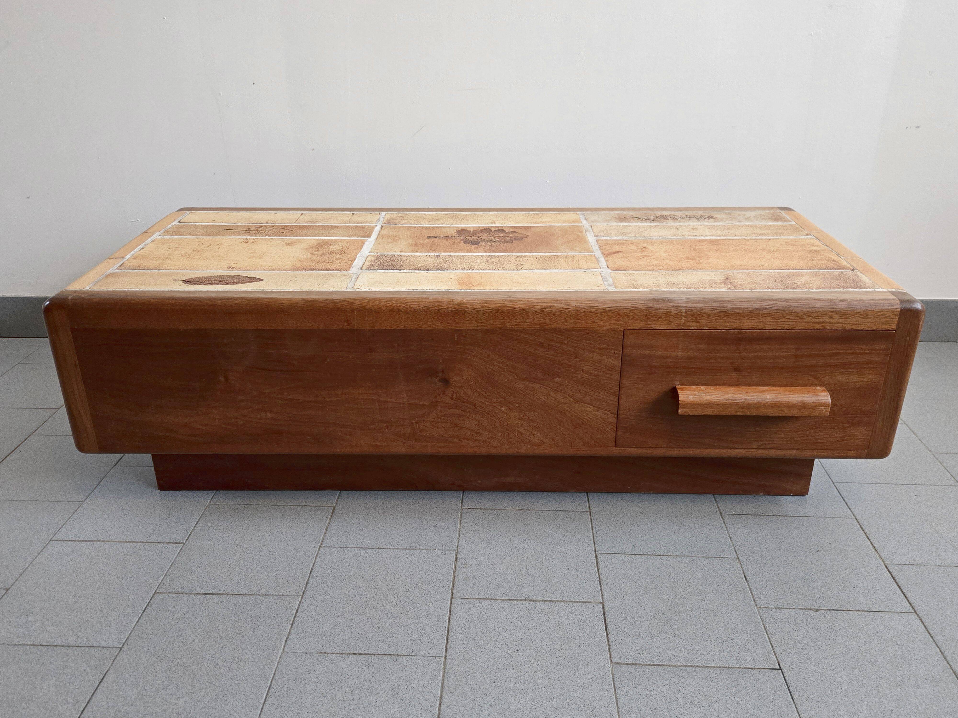Vintage 1970 coffee table in solid oak & ceramic