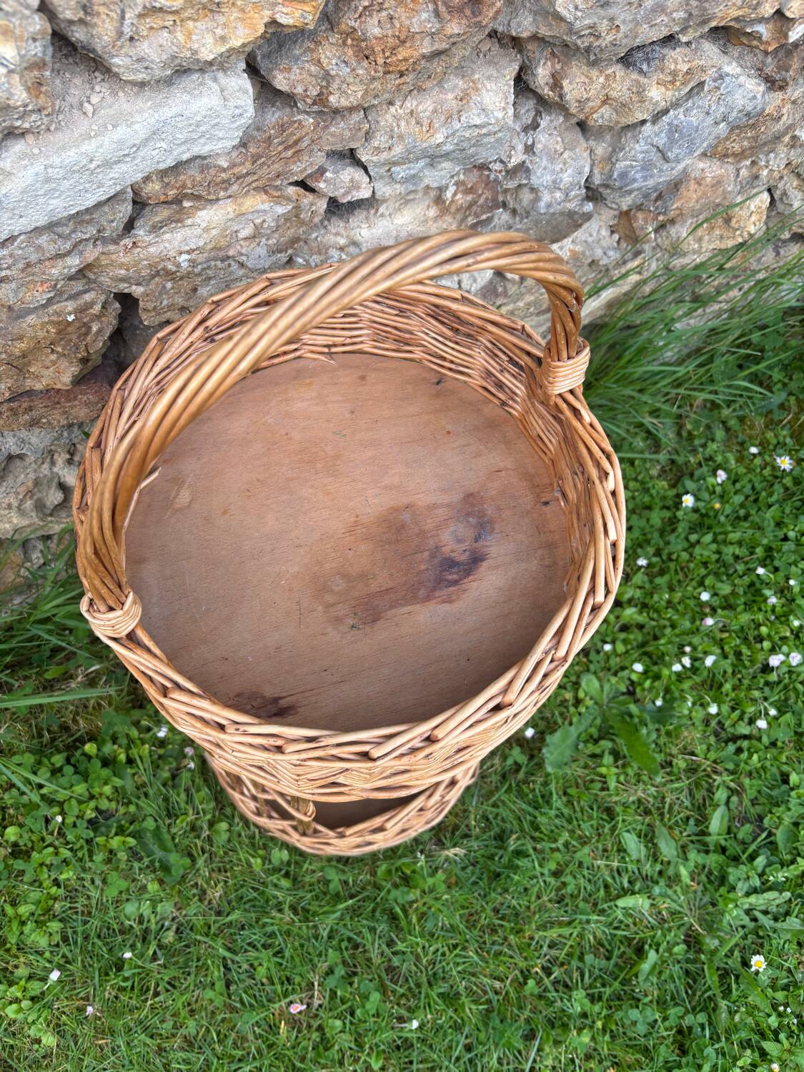 Vintage wicker aperitif basket