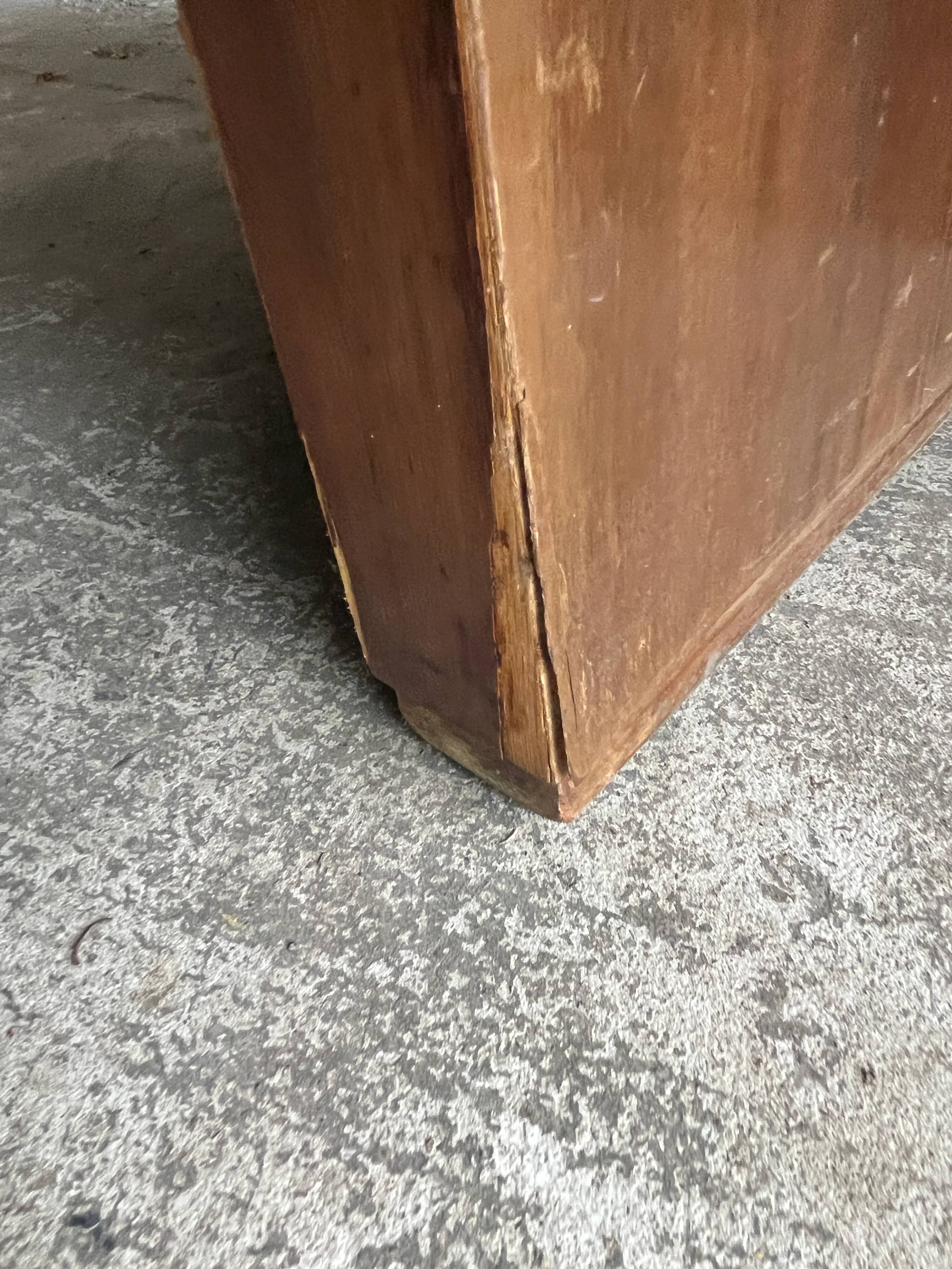 Vintage Art Deco round coffee table with double top