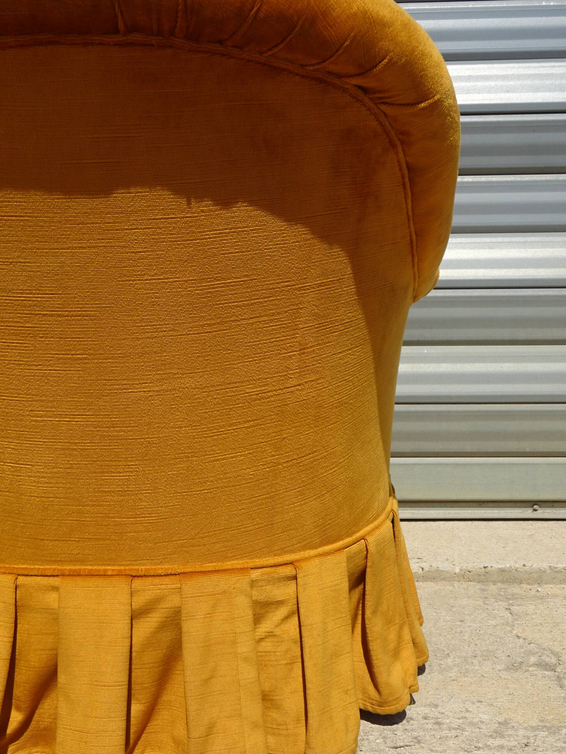 Fauteuil crapaud en velours jaune