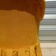 Fauteuil crapaud en velours jaune
