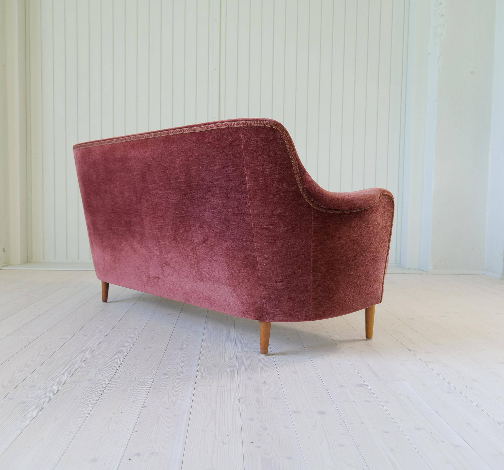 "Samsas" canapé in rare velvet by Carl Malmsten from the mid-century, Sweden, 1960s.
