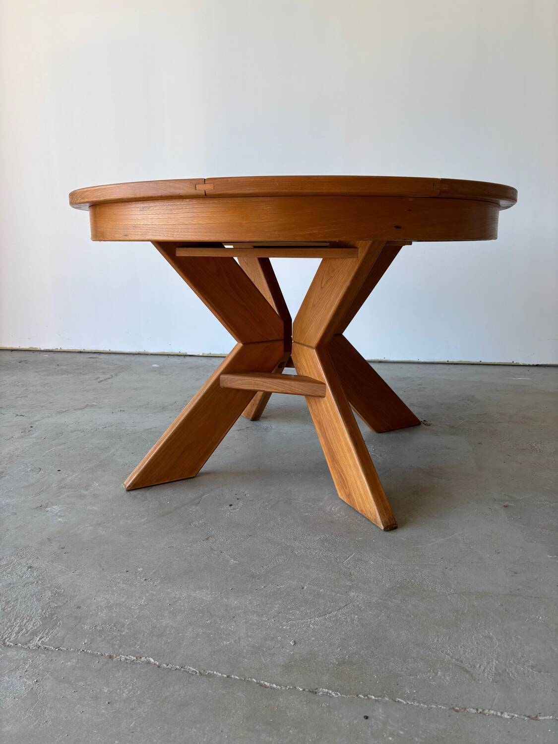Vintage style extendable oval dining table in solid elm