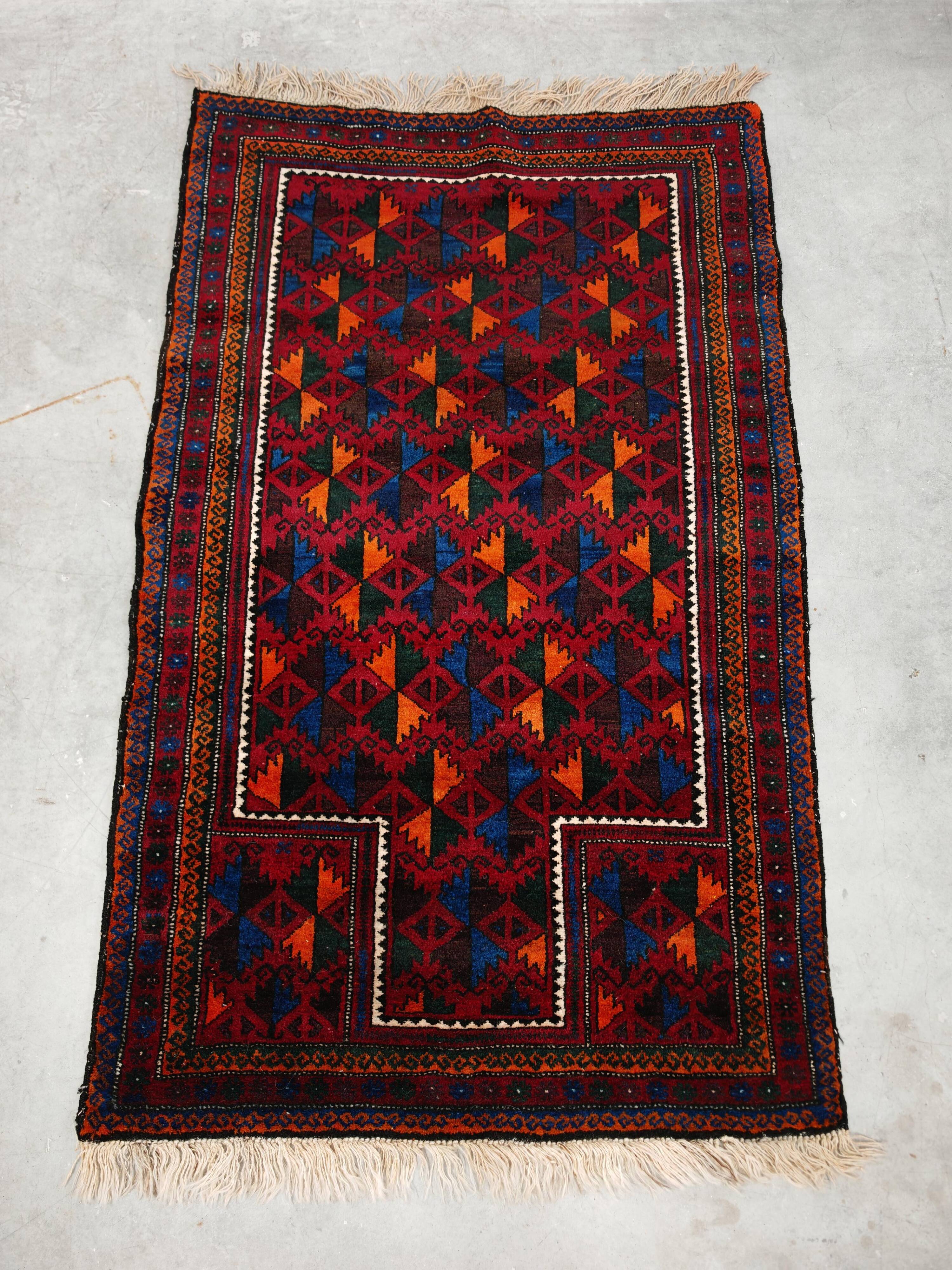 Vintage Baluchi prayer rug, hand-knotted, dyed wool from the 1970s.