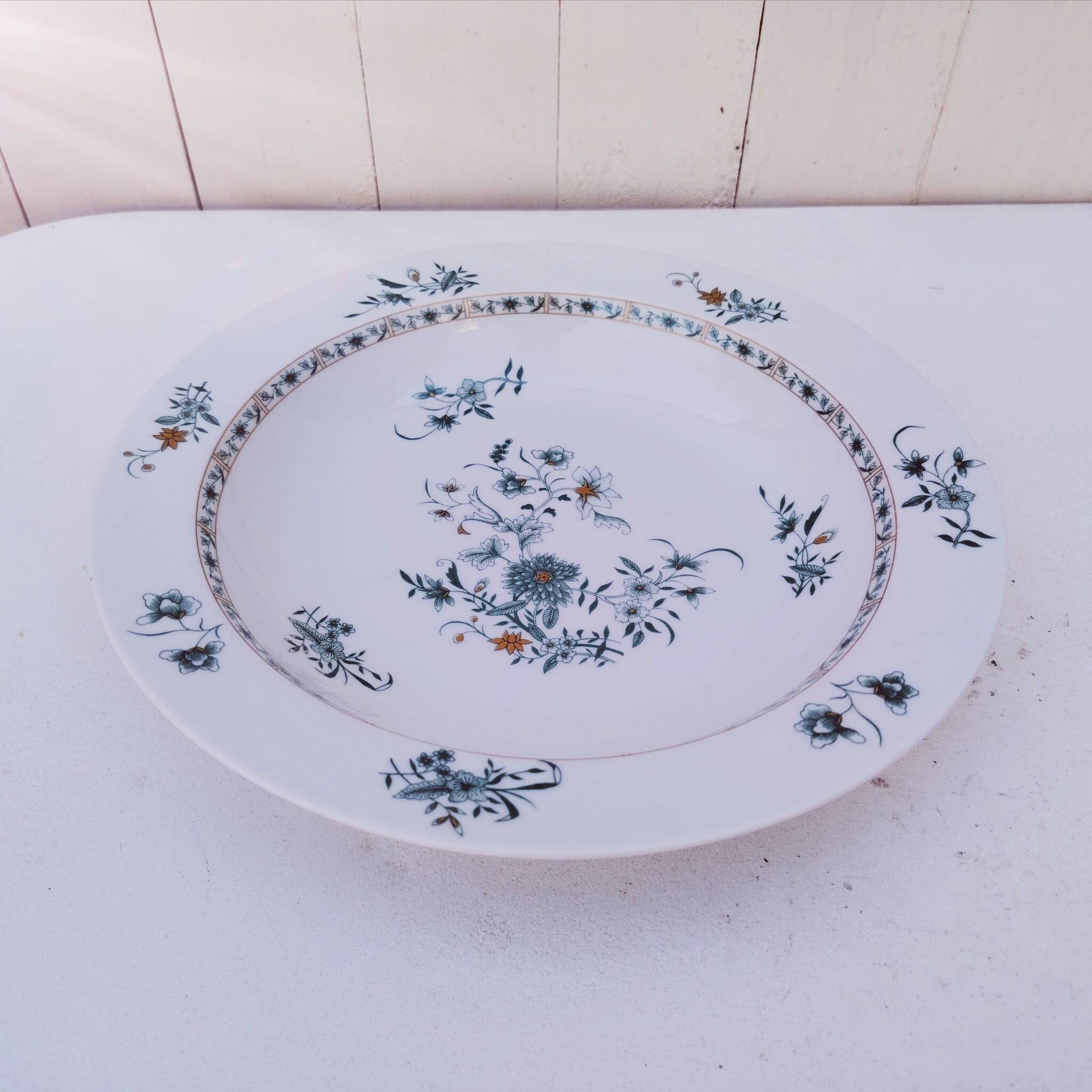 Hollow and round serving dish, Bernardaud, Limoges, Beijing