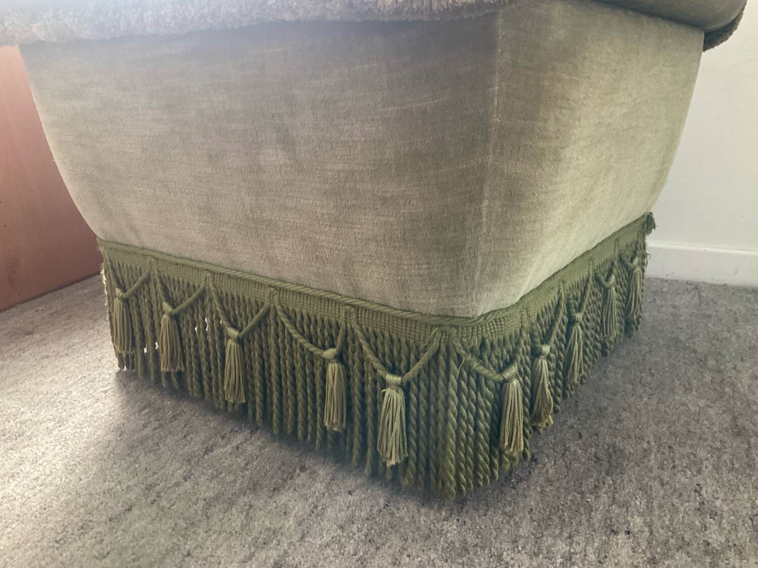 Pouf, ottoman XL vintage en velours vert à franges