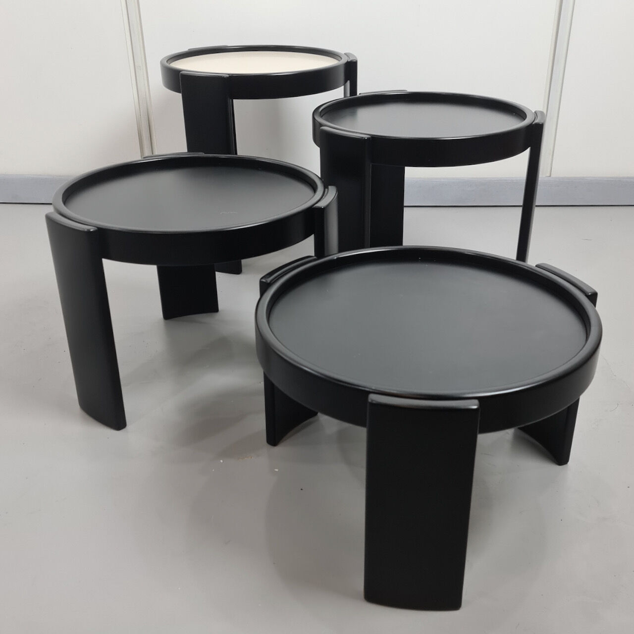 Tables gigognes noires par Gianfranco Frattini pour Cassina