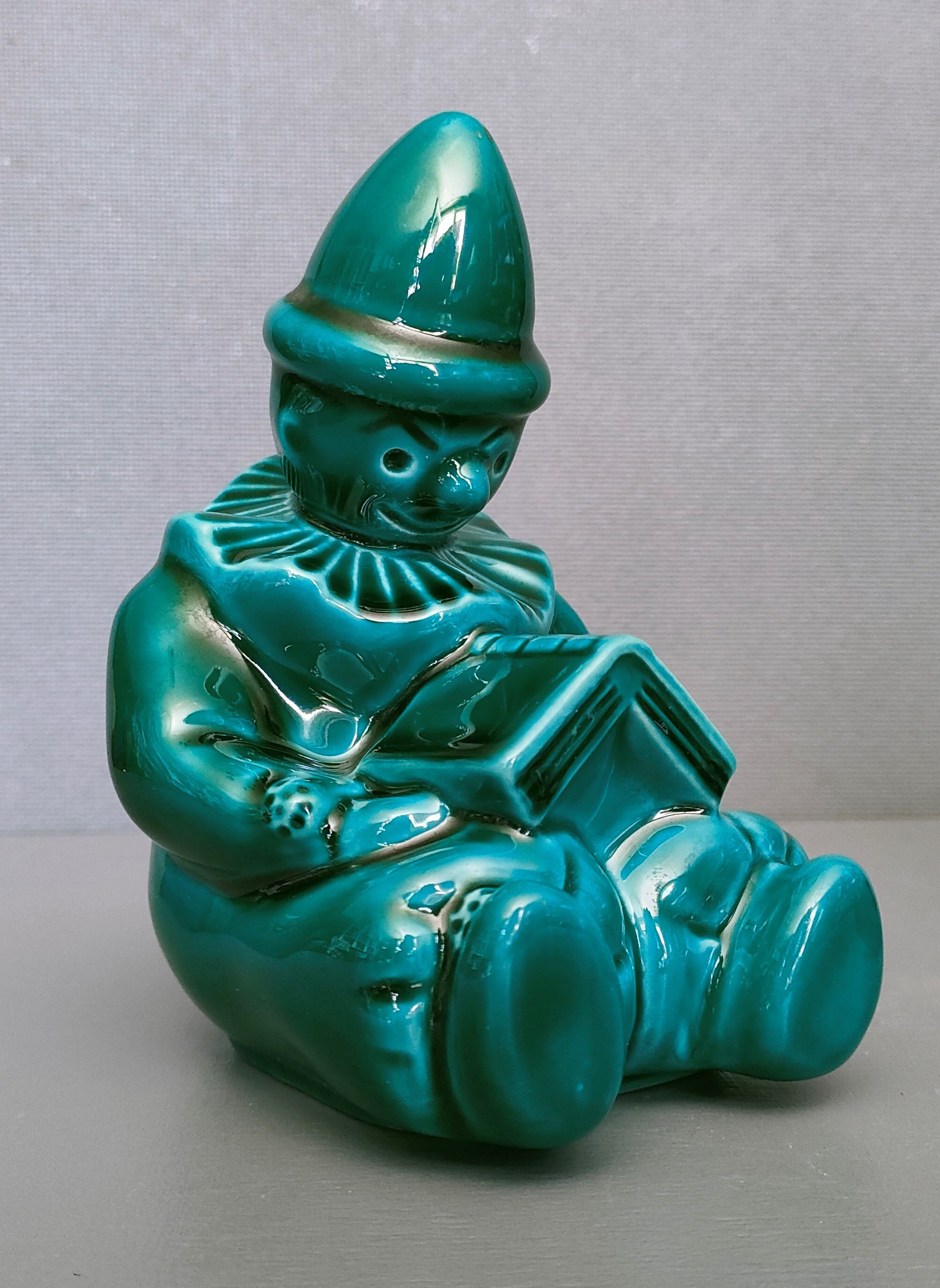 Pair of Art-Deco BookEnd Clowns drowsy in front of a book - glazed ceramics - 1930/1940