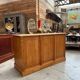 Comptoir de magasin en sapin