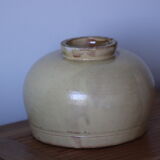 Vase boule en grès vernissé jaune pâle