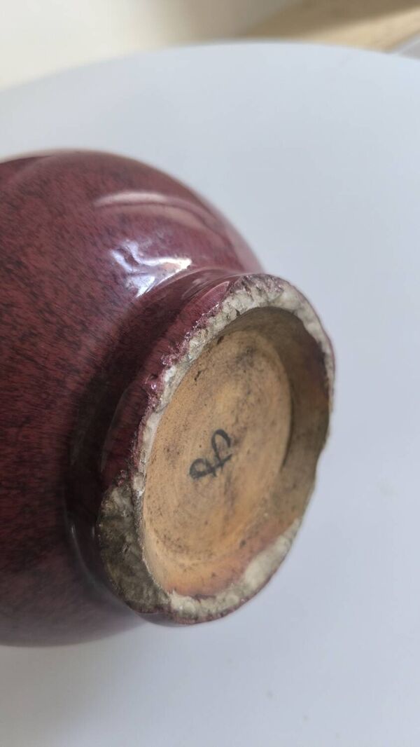 Vase globulaire en porcelaine à haut col ''sang de boeuf