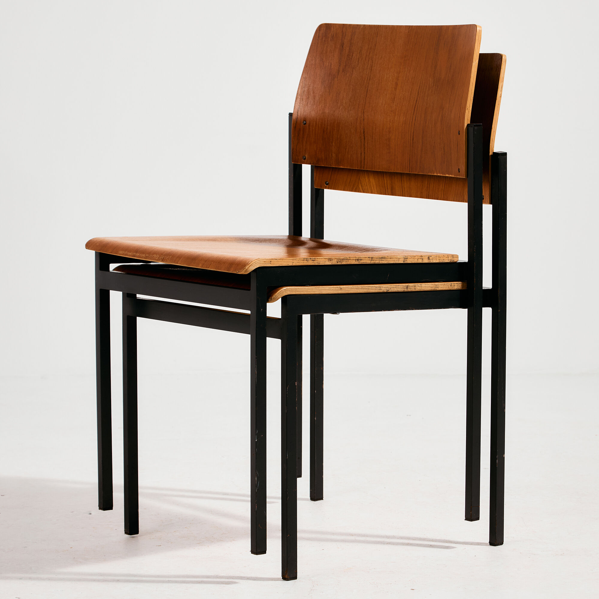 Chaise en teck sur base en métal