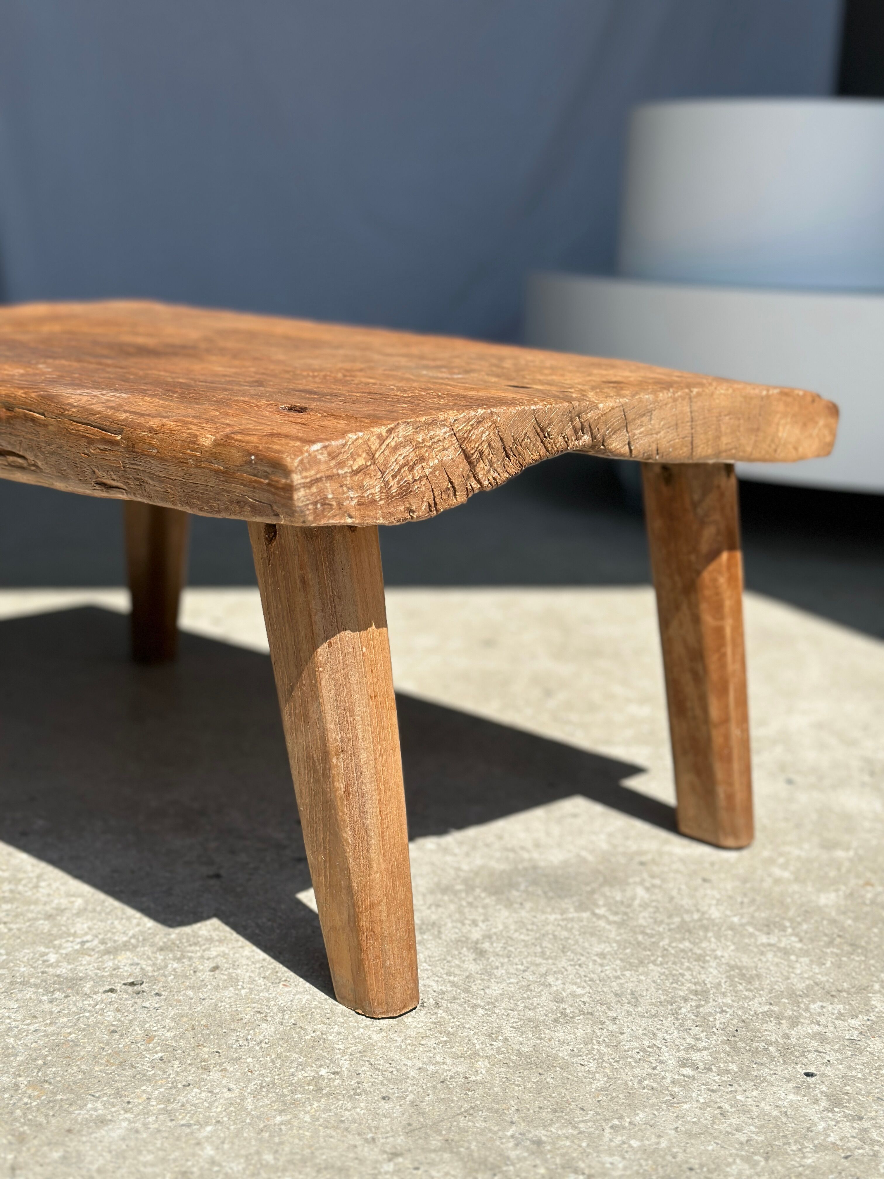 Coffee table in blond teak quadripod
