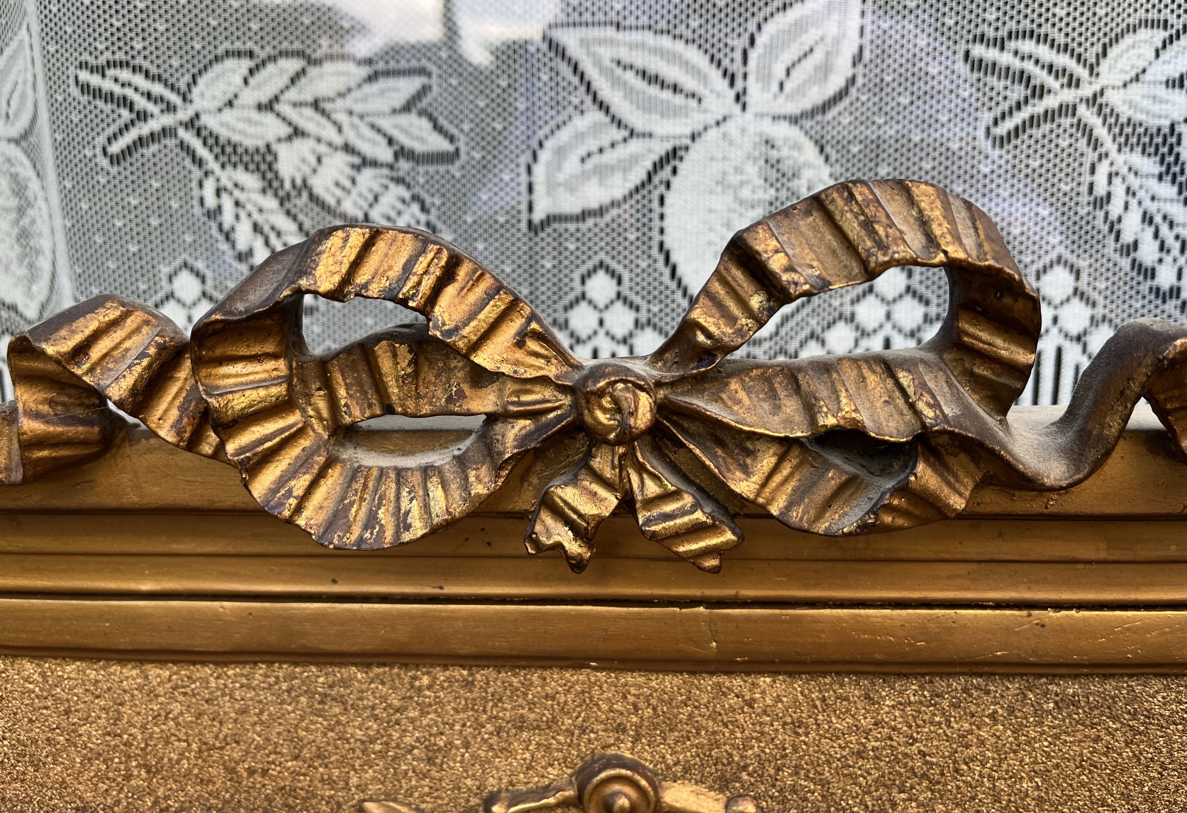 Miroir ancien en bois doré 128 x 68 cm