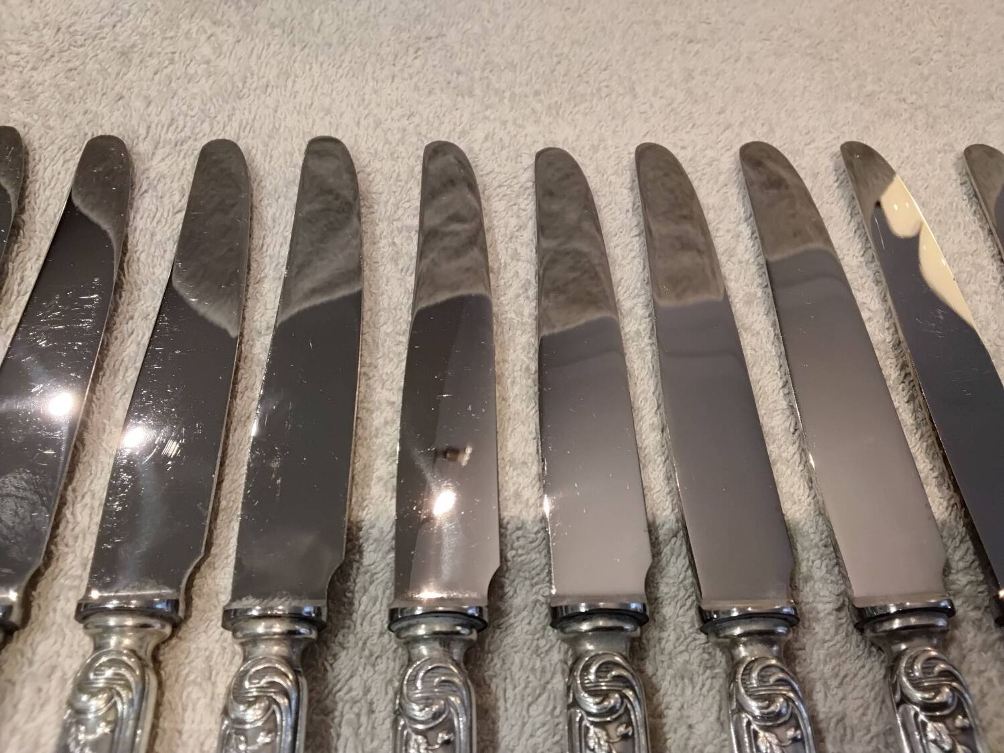 12 silver-plated dessert knives by Boulenger, Louis XV style, half-rich.
