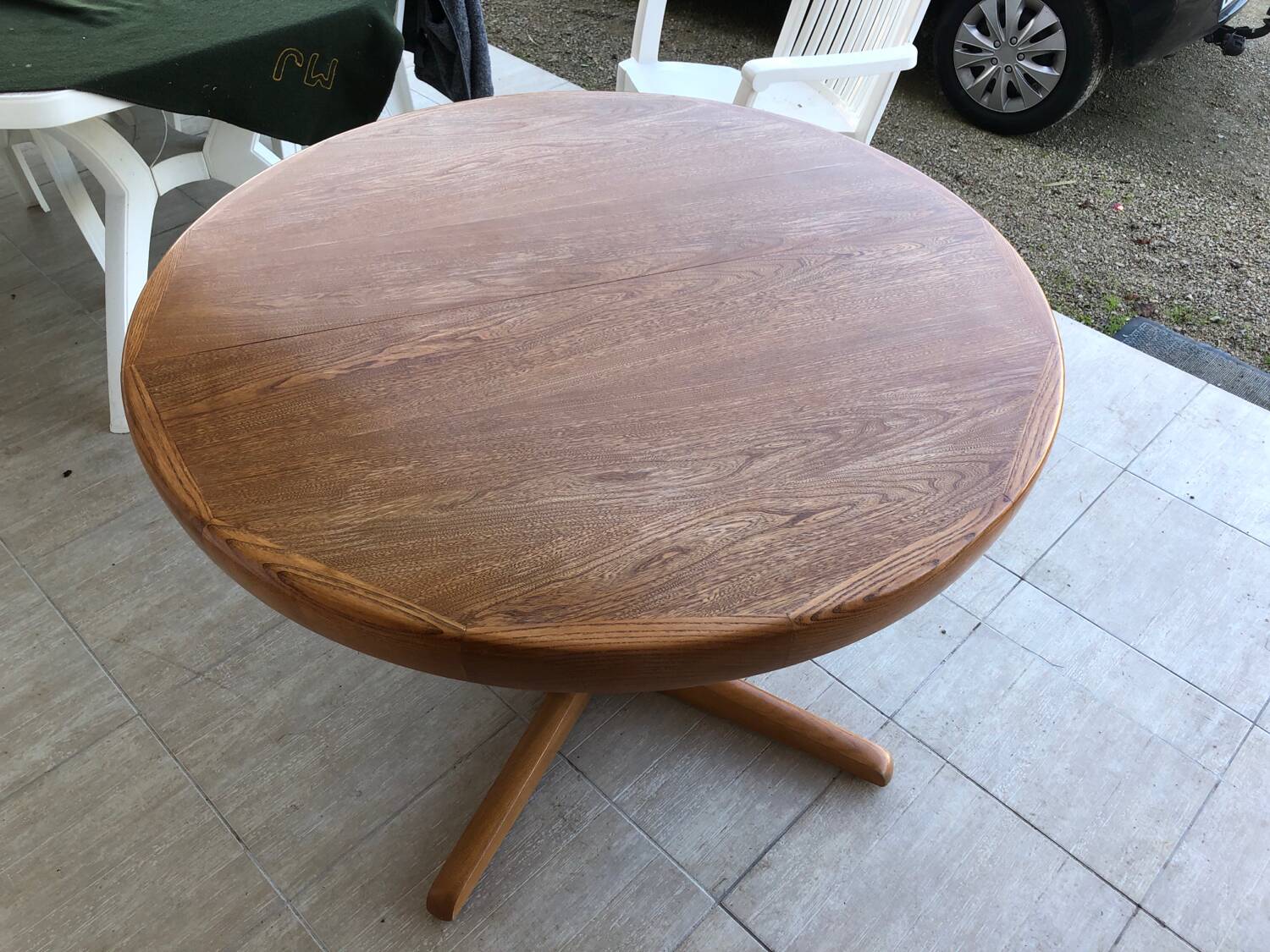 Baumann extendable round table
