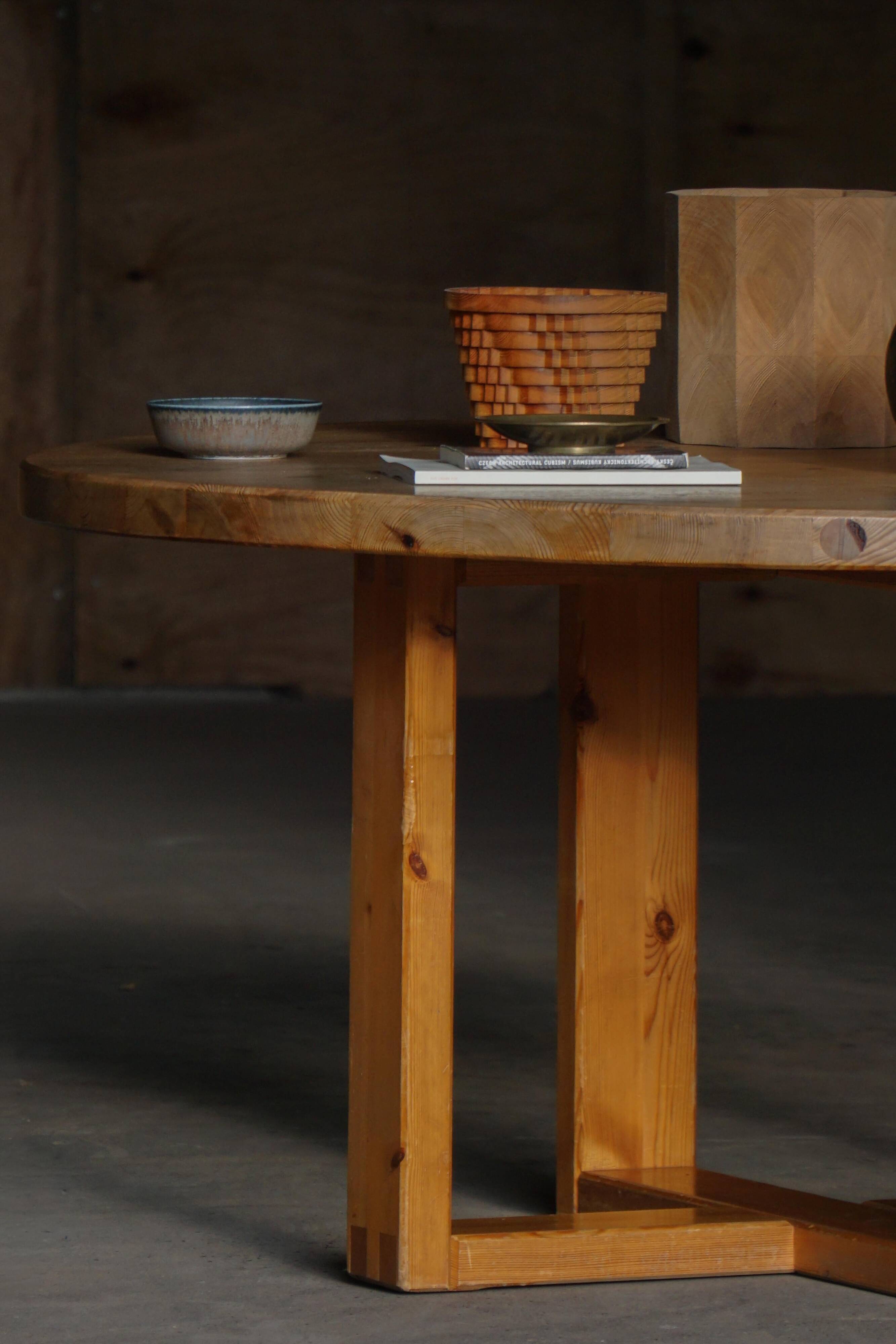 Round table in pine by Roland Wilhelmsson, mid-20th century.