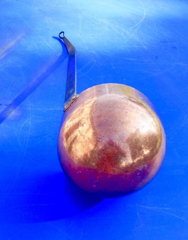 Louche ou mesure ancienne en cuivre a bec verseur