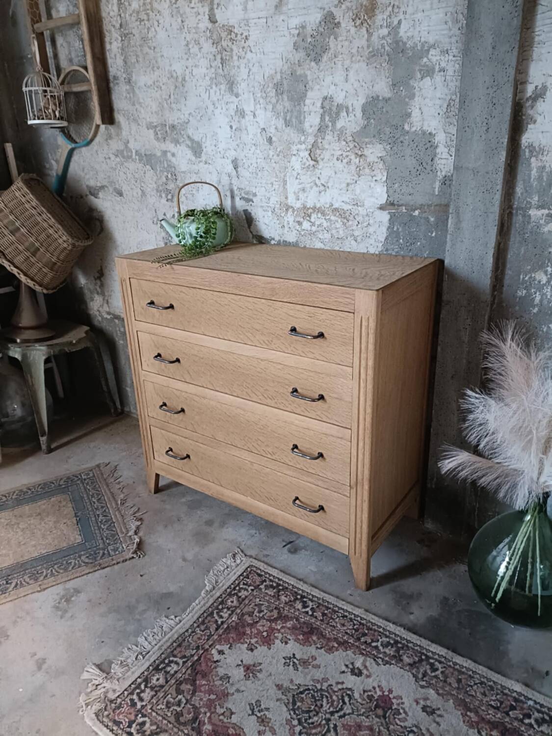 Wooden chest of drawers