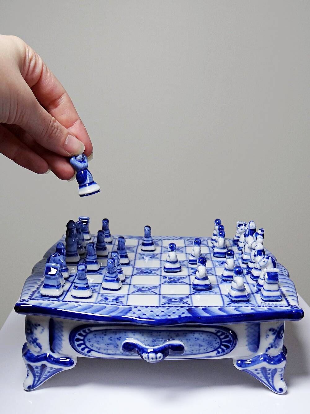 Rare et unique échiquier de voyage en porcelaine de Gzhel signé Yuri Garanin