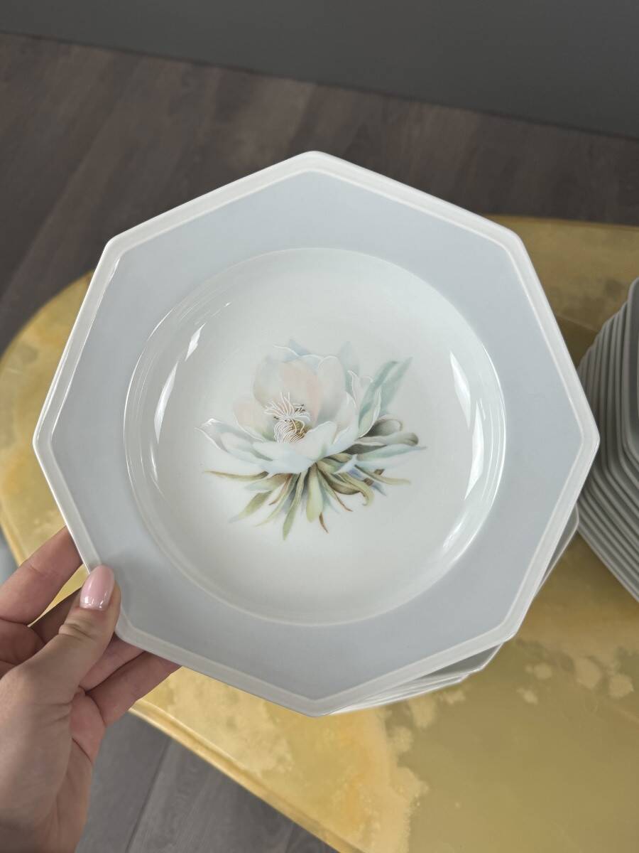 Important Limoges porcelain table service, 71 pieces, 20th century.