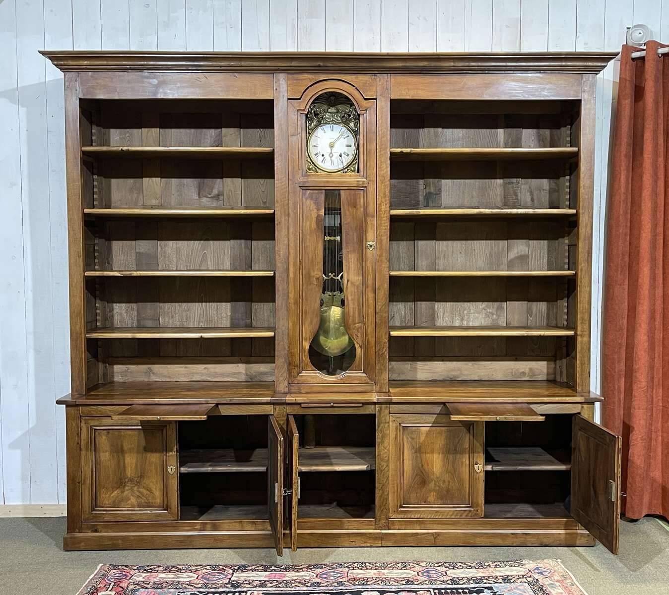 Library in walnut and oak from the early 20th century with its central clock.