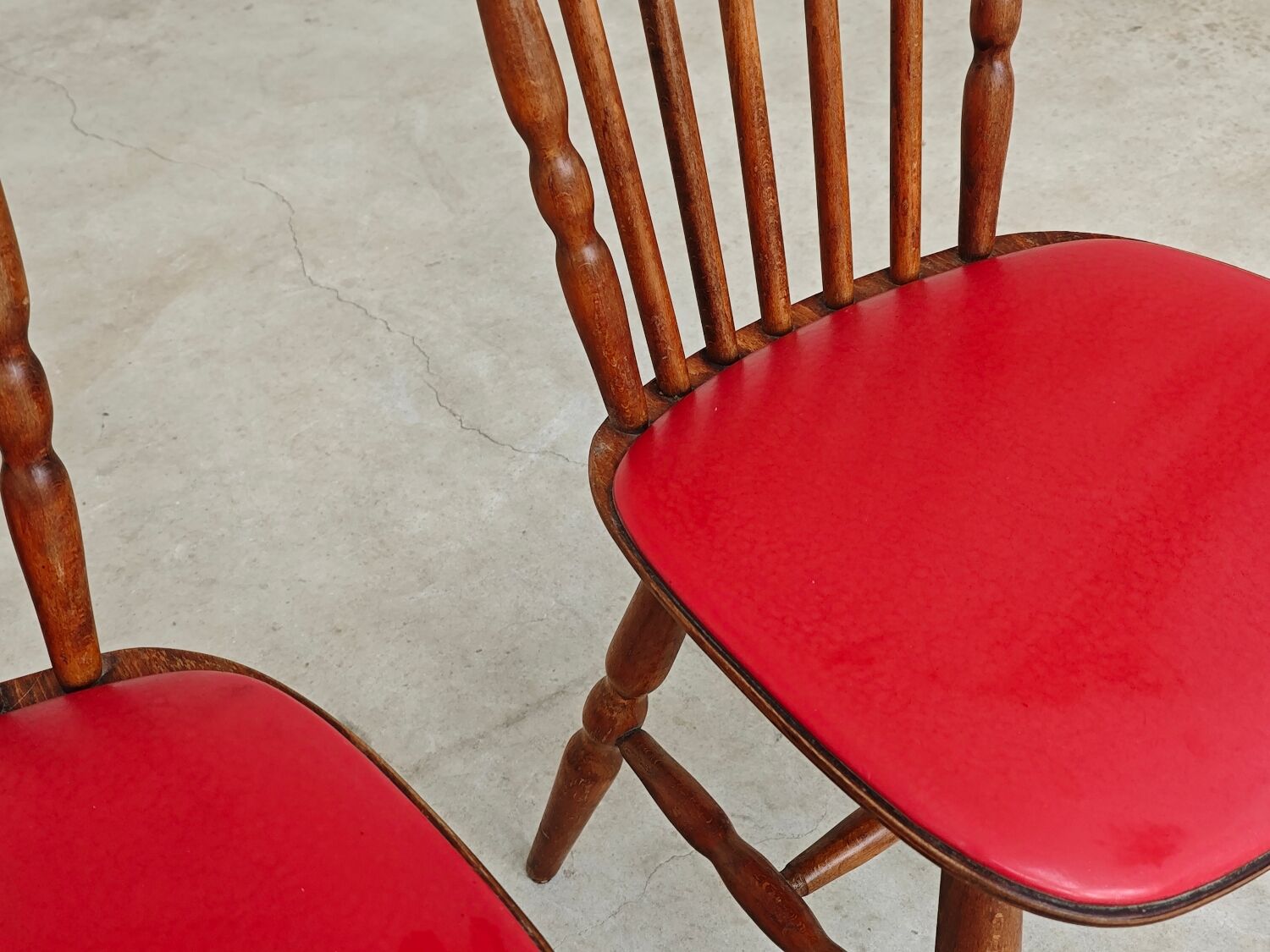Lot de 3 chaises bois et skaï rougeTacoma par Baumann 1960