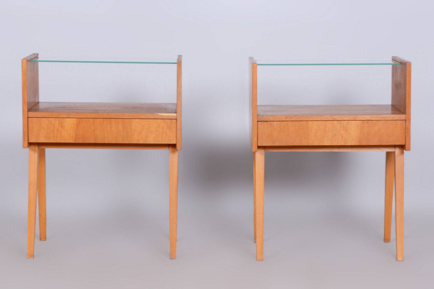 Mid-Century Modern Bedside Tables in Oak and Glass, 1950s, Set of 2