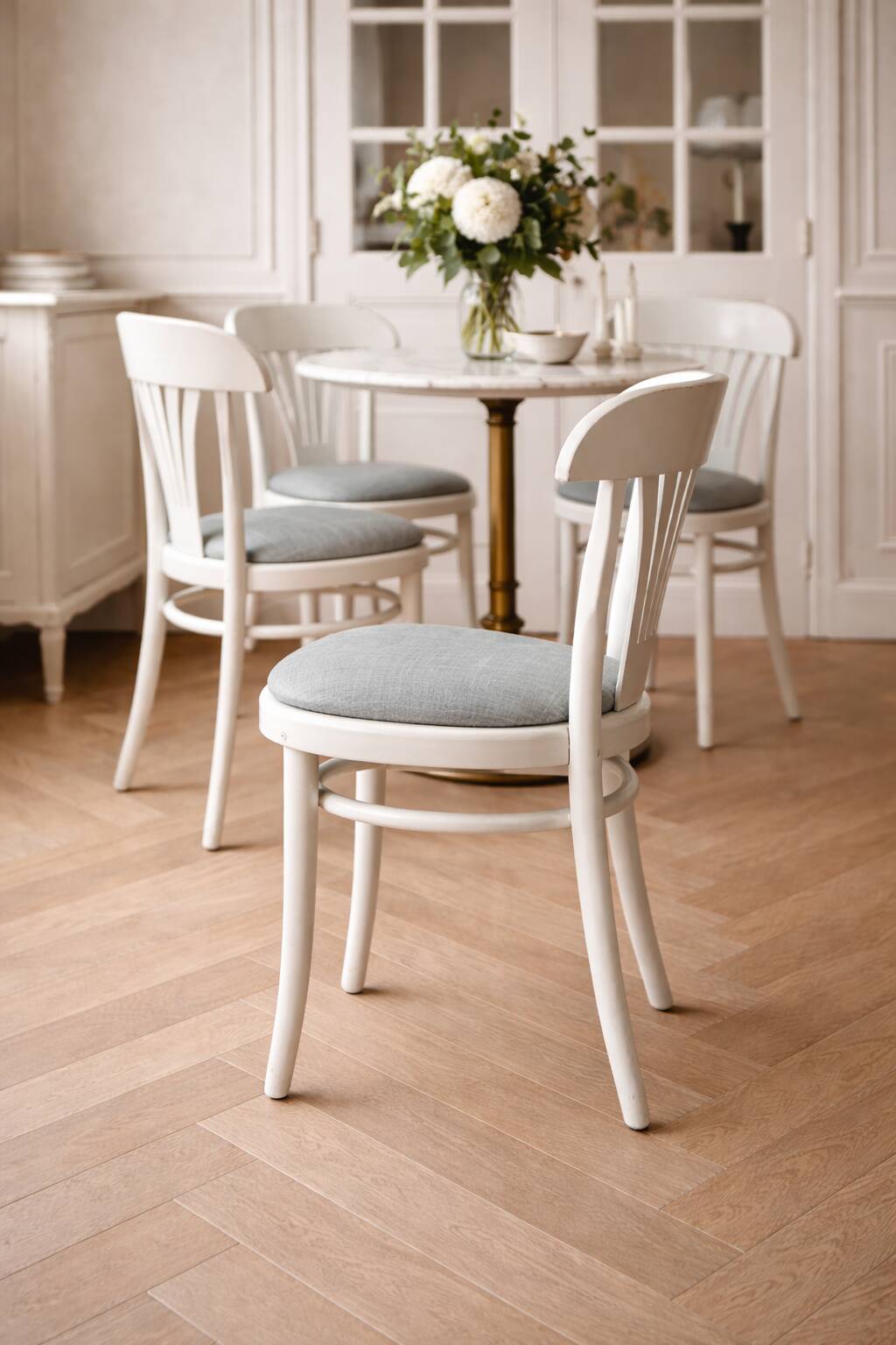 Set of 4 vintage bistro chairs from the 1970s in pearl grey.