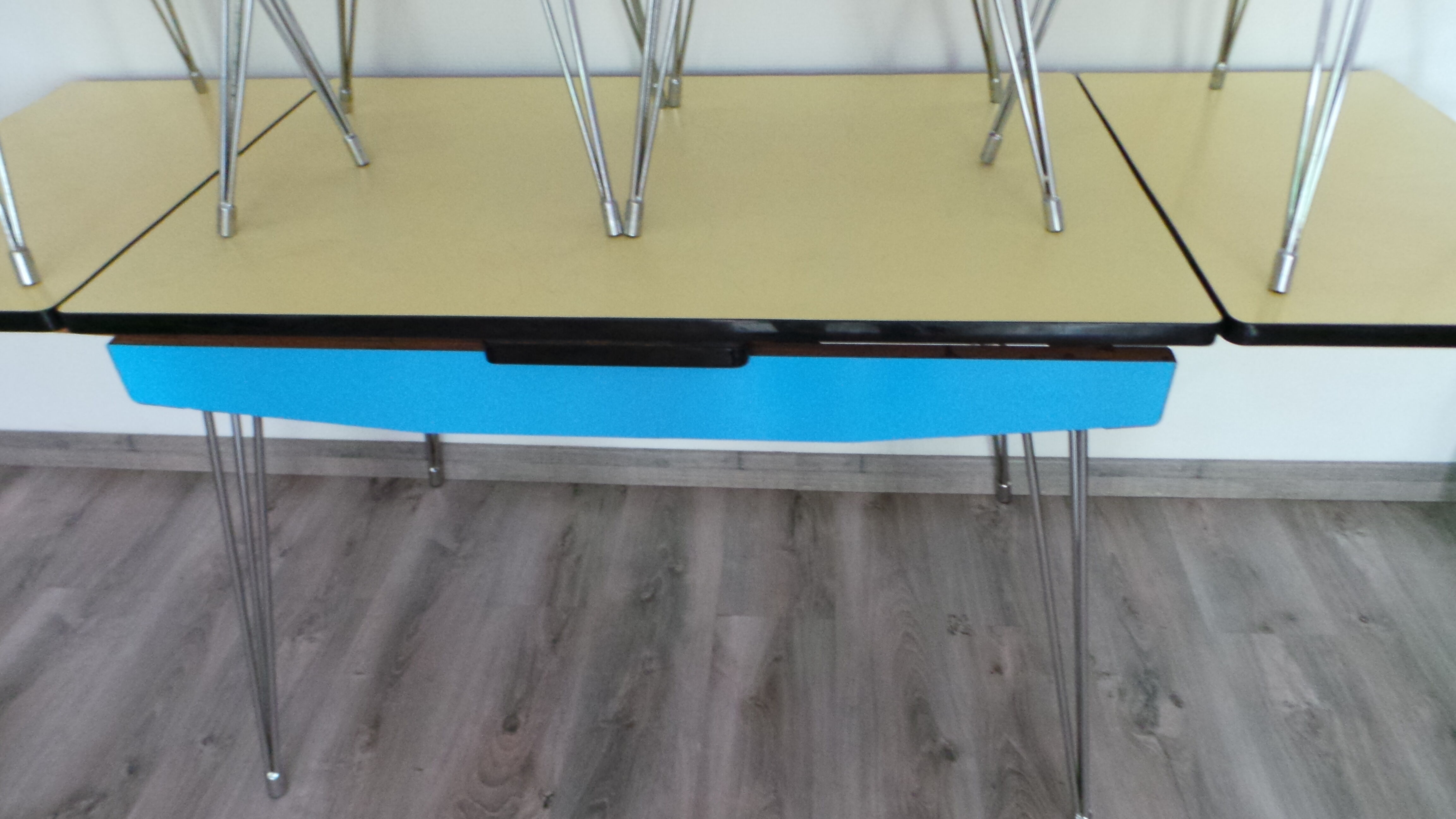 Table et 4 chaises en formica avec pieds eiffels vintage Sif