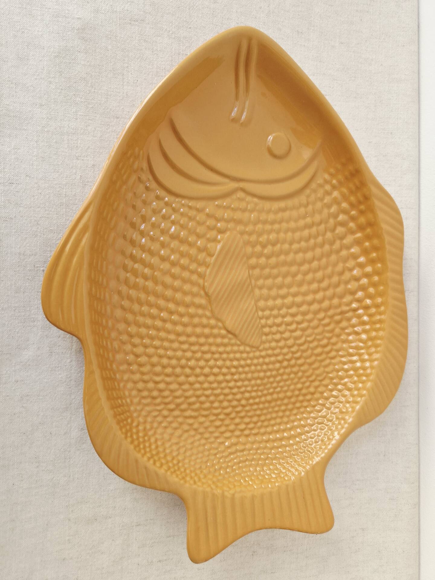 Plat vintage en barbotine poisson