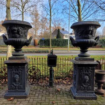 Grandes jardinières anciennes en fonte sur piédestal